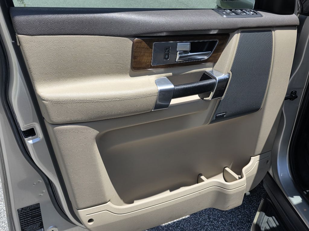 Photo 9 of this LAND ROVER LR4