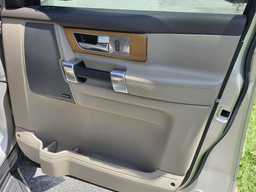 Photo 21 of this LAND ROVER LR4
