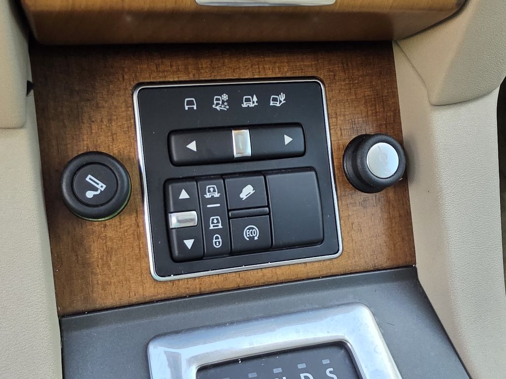 Photo 32 of this LAND ROVER LR4