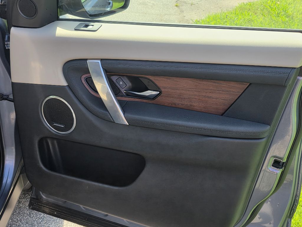 Photo 18 of this LAND ROVER DISCOVERY SPORT