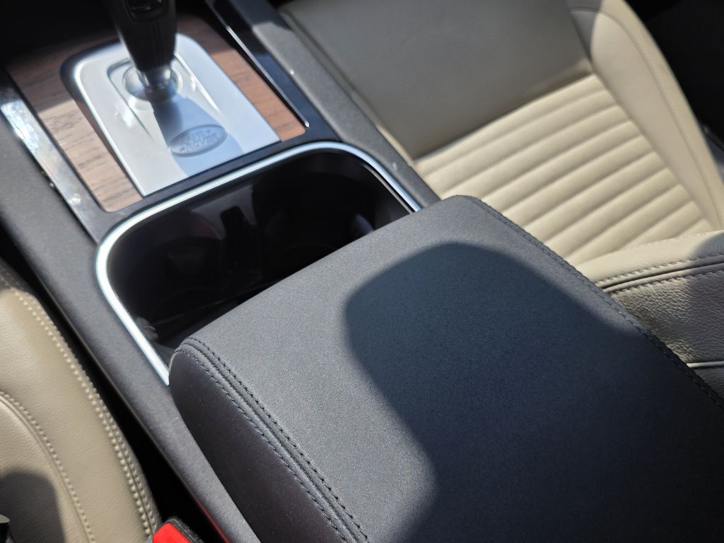 Photo 35 of this LAND ROVER DISCOVERY SPORT