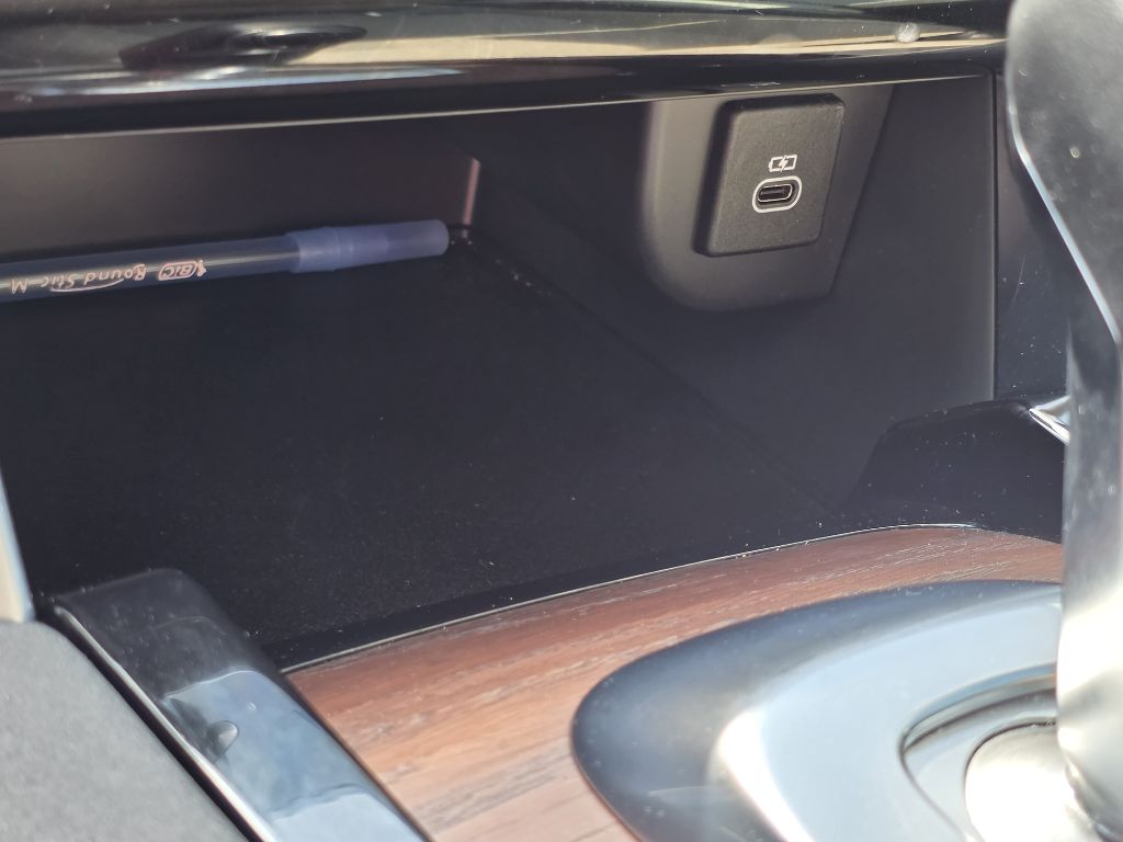 Photo 33 of this LAND ROVER DISCOVERY SPORT