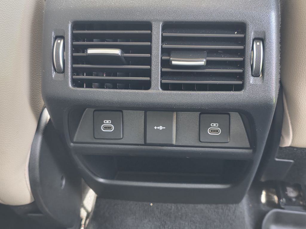 Photo 20 of this LAND ROVER DISCOVERY SPORT