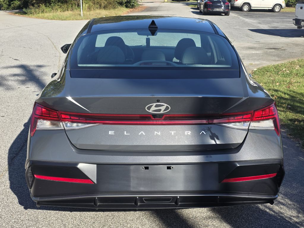 Photo 2 of this HYUNDAI ELANTRA