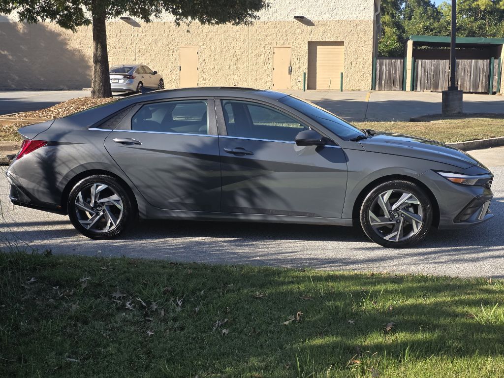 Photo 4 of this HYUNDAI ELANTRA