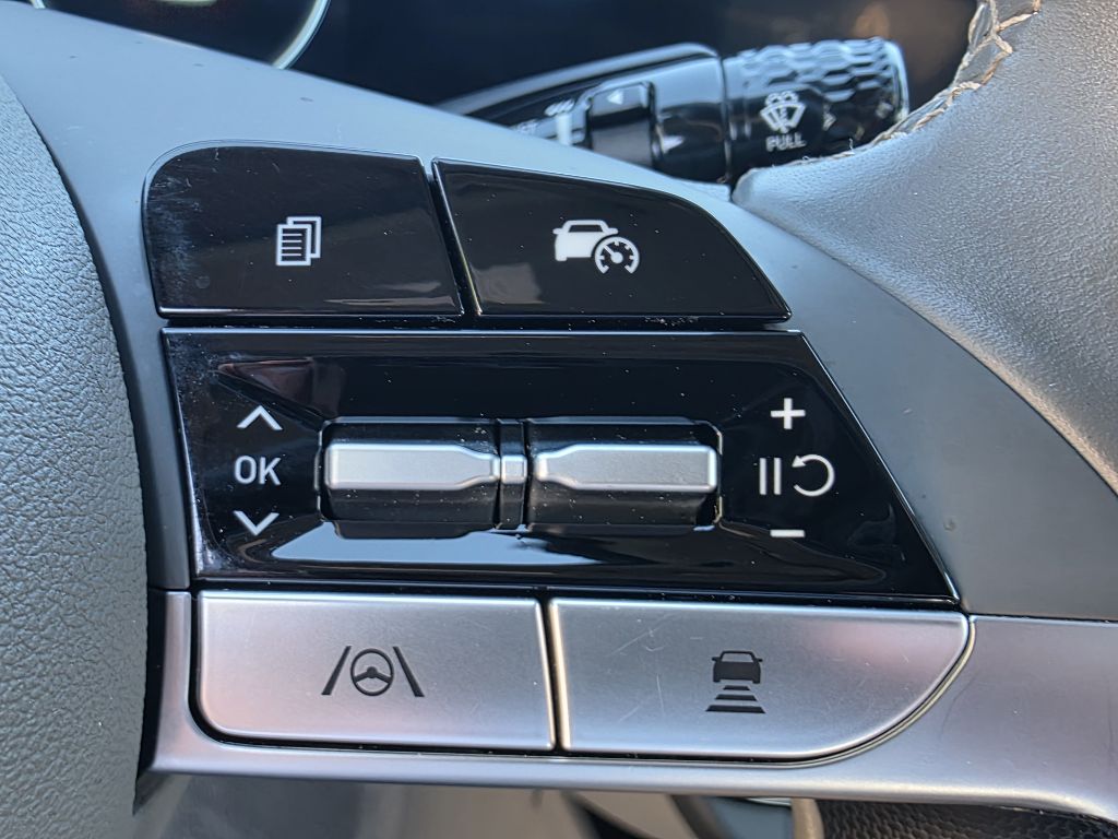 Photo 25 of this HYUNDAI ELANTRA