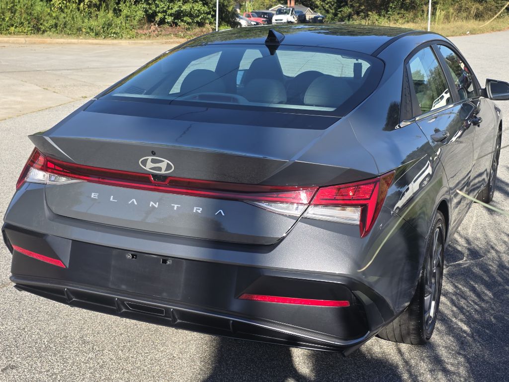 Photo 3 of this HYUNDAI ELANTRA
