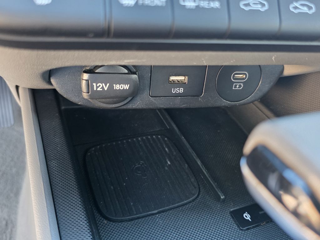 Photo 28 of this HYUNDAI ELANTRA