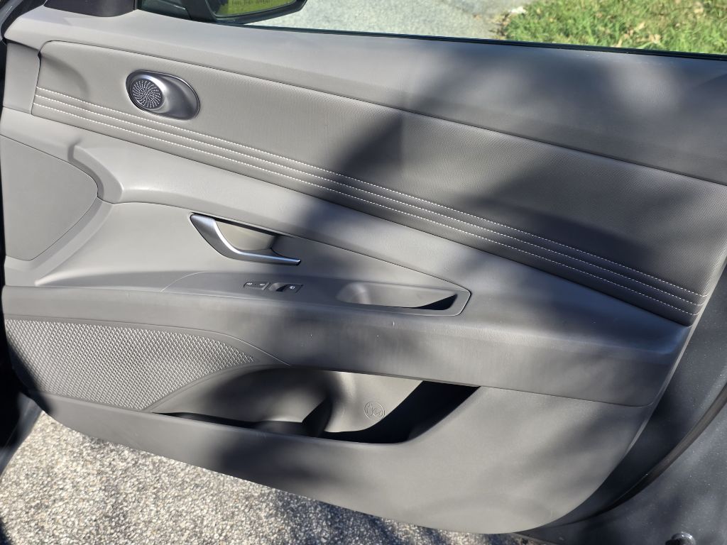 Photo 18 of this HYUNDAI ELANTRA
