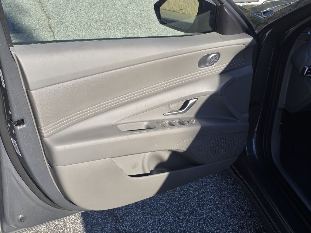 Photo 7 of this HYUNDAI ELANTRA