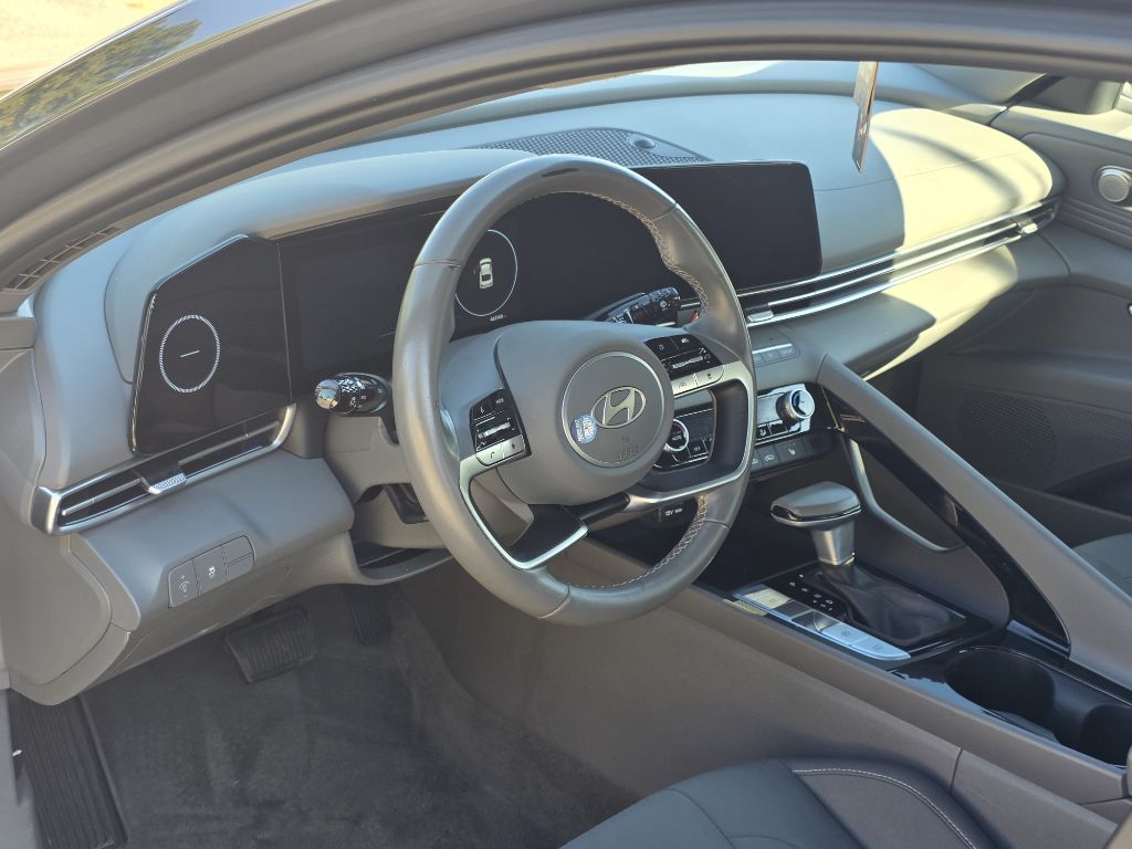 Photo 11 of this HYUNDAI ELANTRA