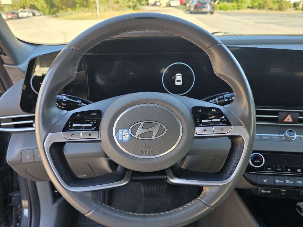Photo 23 of this HYUNDAI ELANTRA