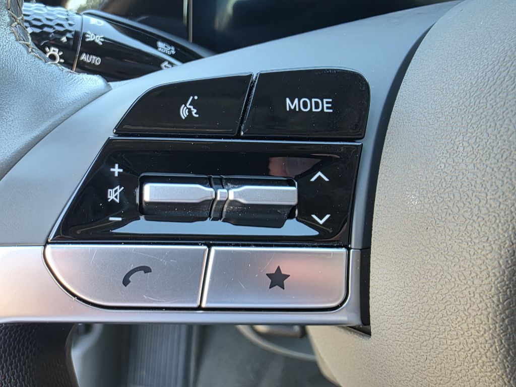 Photo 24 of this HYUNDAI ELANTRA