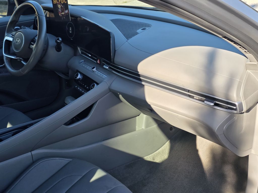 Photo 20 of this HYUNDAI ELANTRA