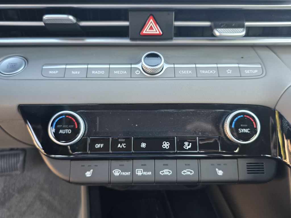 Photo 27 of this HYUNDAI ELANTRA