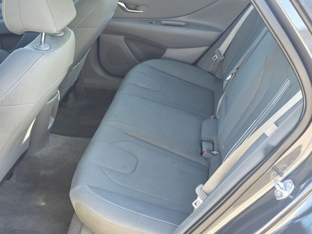 Photo 13 of this HYUNDAI ELANTRA