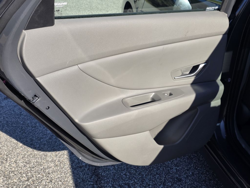 Photo 12 of this HYUNDAI ELANTRA