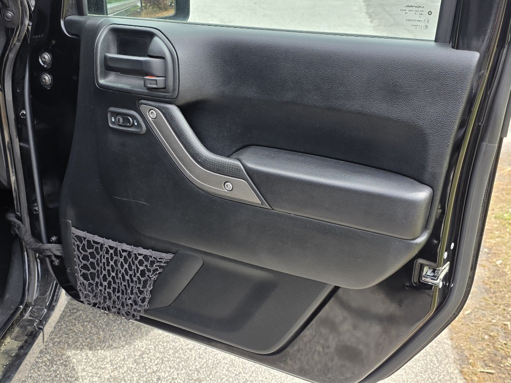 Photo 19 of this JEEP WRANGLER UNLIMI