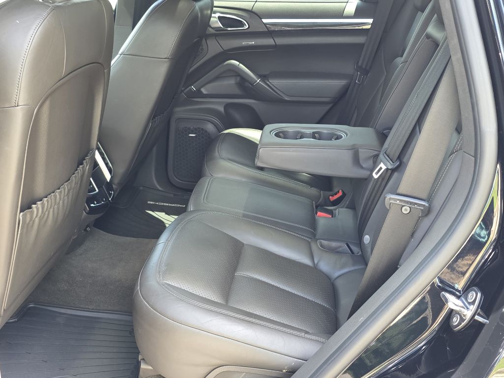 Photo 16 of this PORSCHE CAYENNE