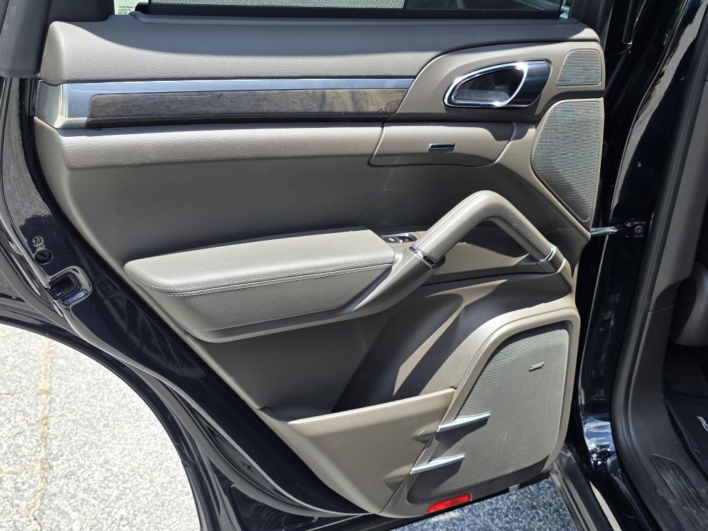 Photo 15 of this PORSCHE CAYENNE