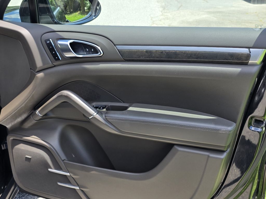 Photo 22 of this PORSCHE CAYENNE