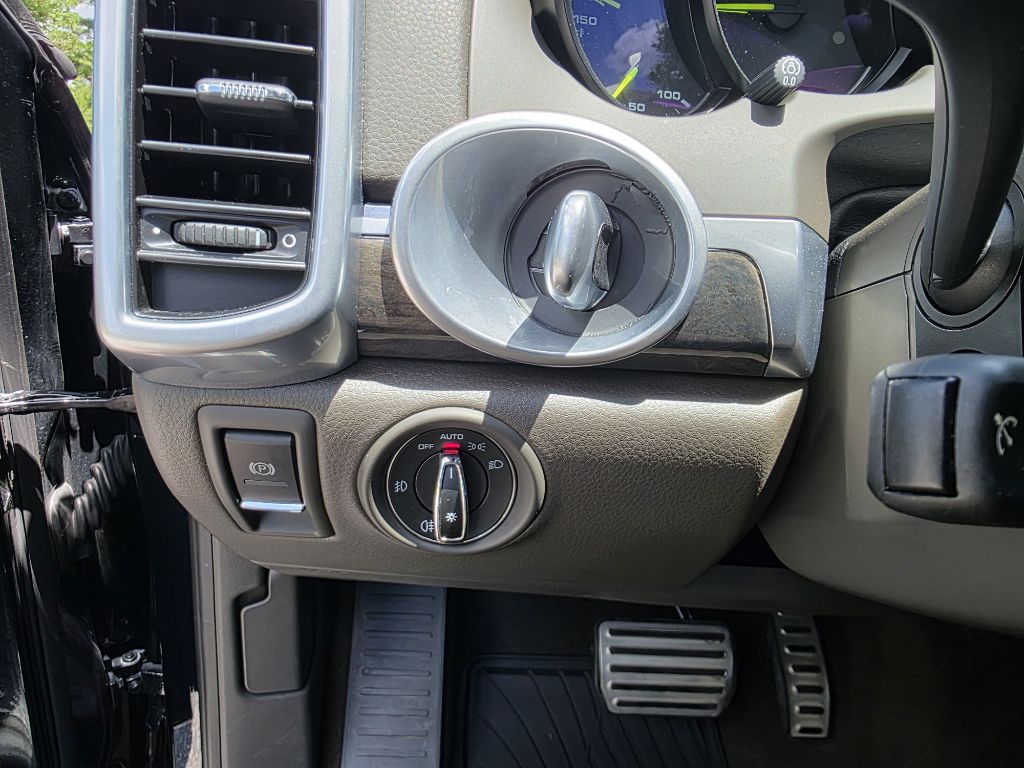 Photo 27 of this PORSCHE CAYENNE