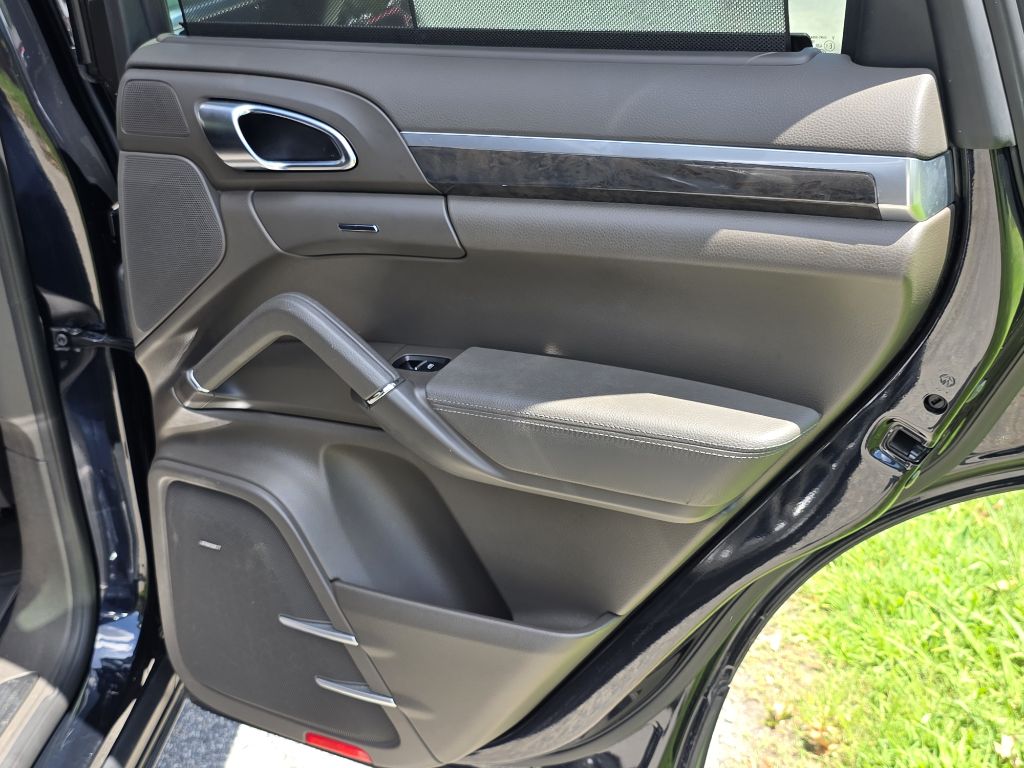 Photo 19 of this PORSCHE CAYENNE