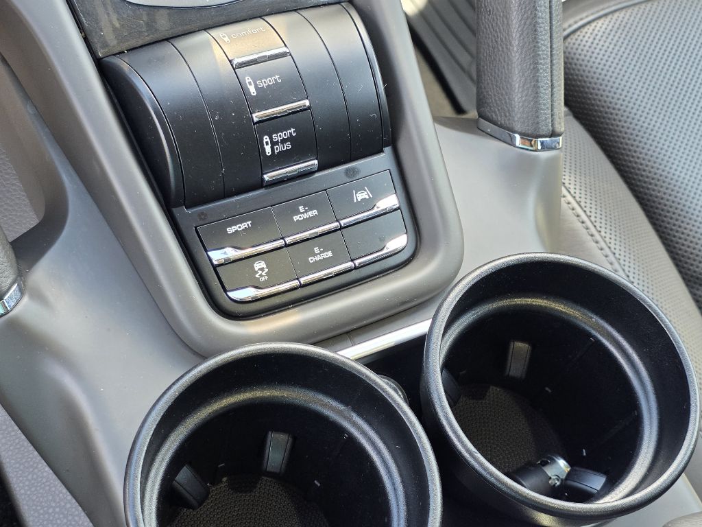Photo 34 of this PORSCHE CAYENNE