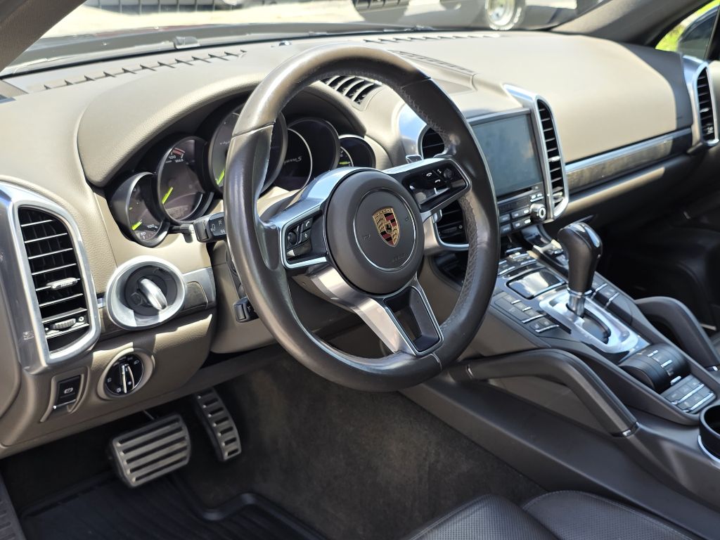 Photo 13 of this PORSCHE CAYENNE