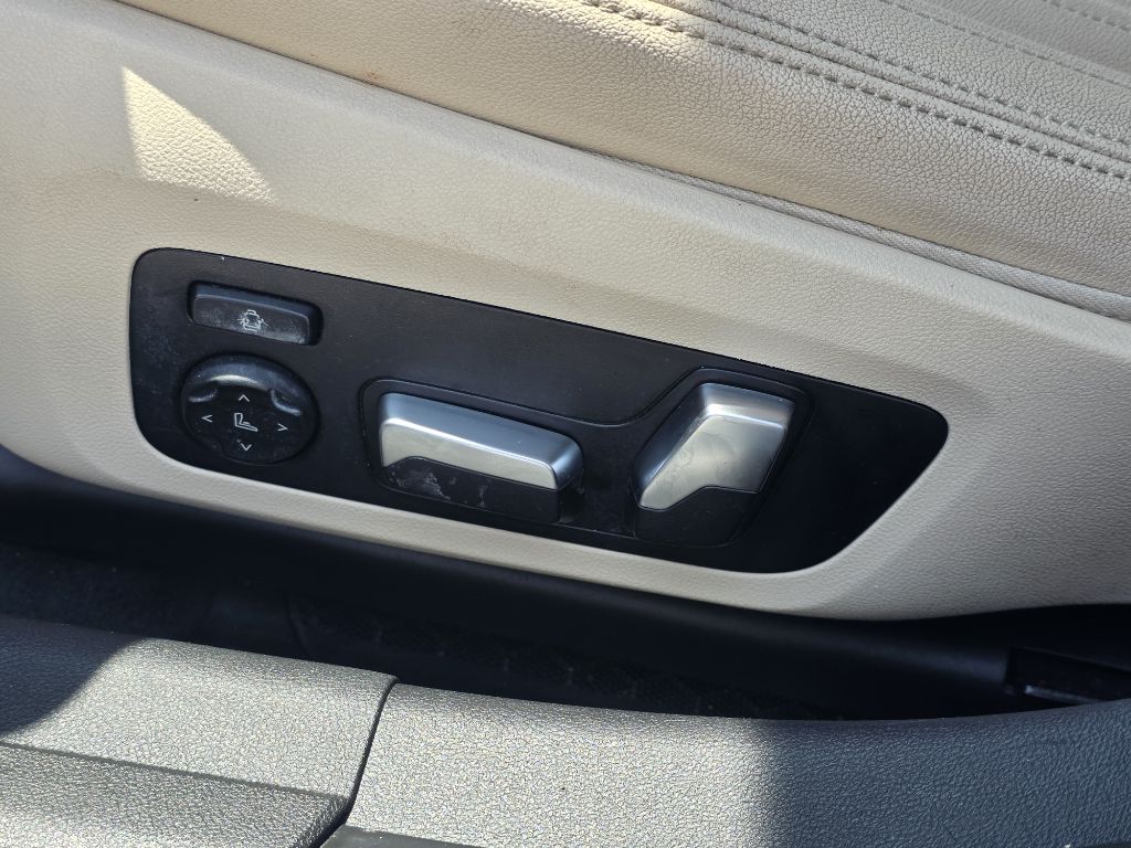 Photo 11 of this BMW 330I