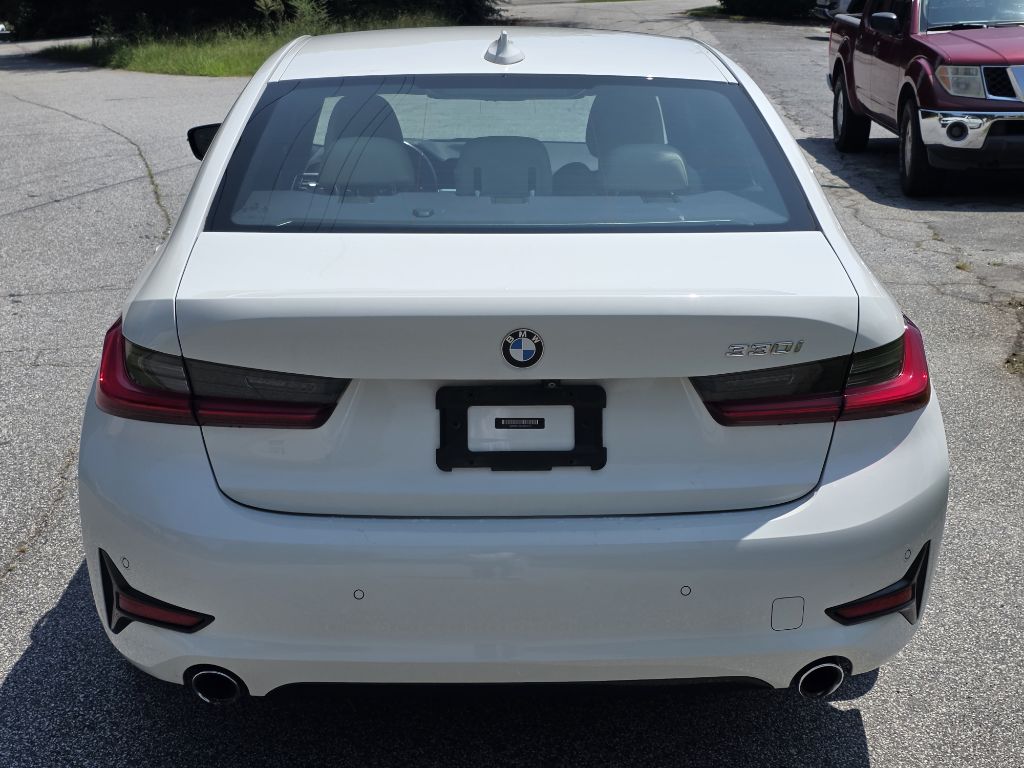 Photo 4 of this BMW 330I