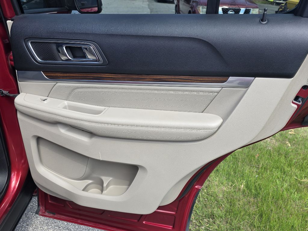 Photo 20 of this FORD EXPLORER