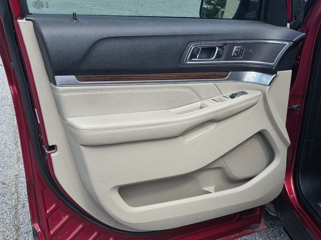 Photo 9 of this FORD EXPLORER