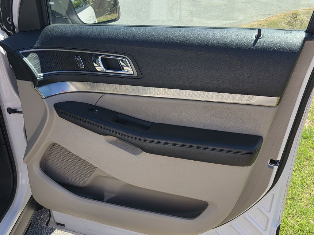Photo 23 of this FORD EXPLORER