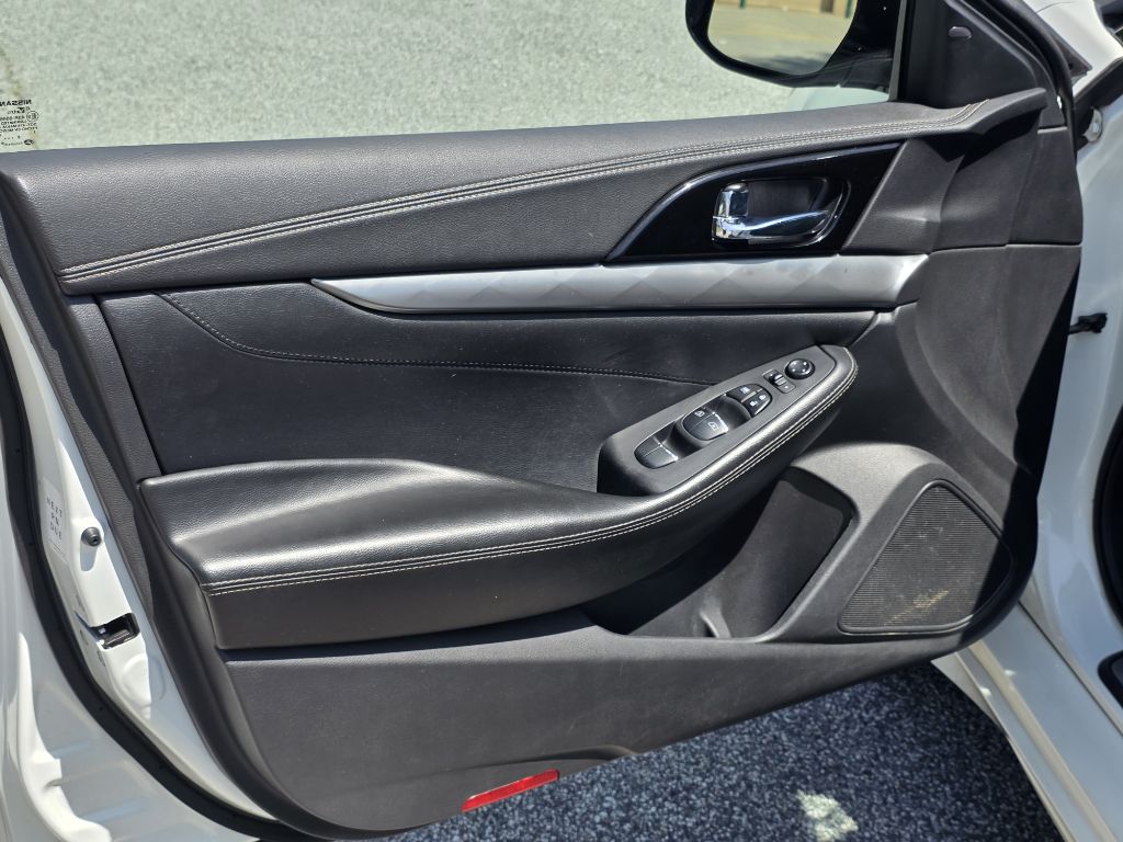 Photo 9 of this NISSAN MAXIMA
