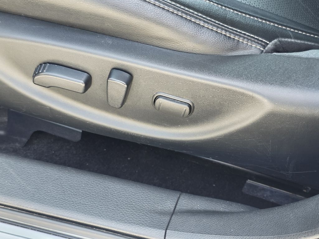 Photo 11 of this NISSAN MAXIMA