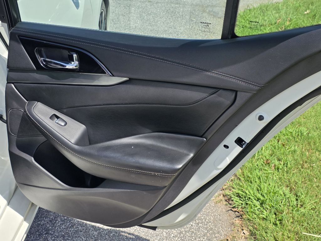 Photo 17 of this NISSAN MAXIMA