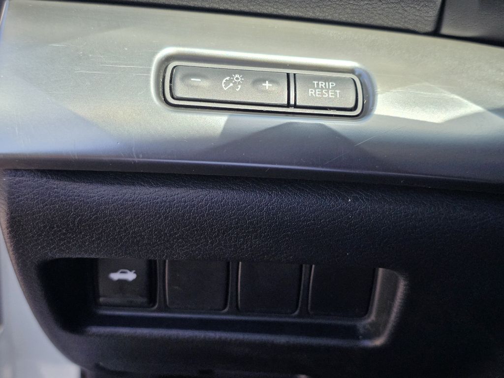 Photo 25 of this NISSAN MAXIMA
