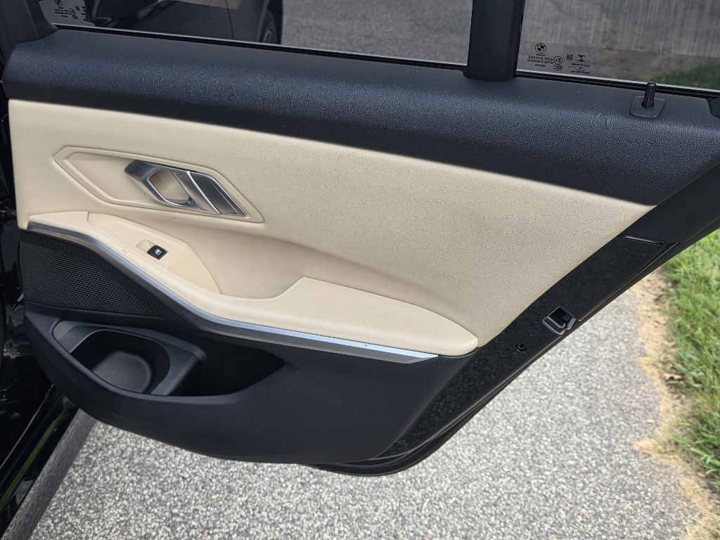 Photo 18 of this BMW 330I