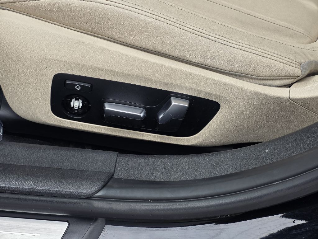 Photo 11 of this BMW 330I