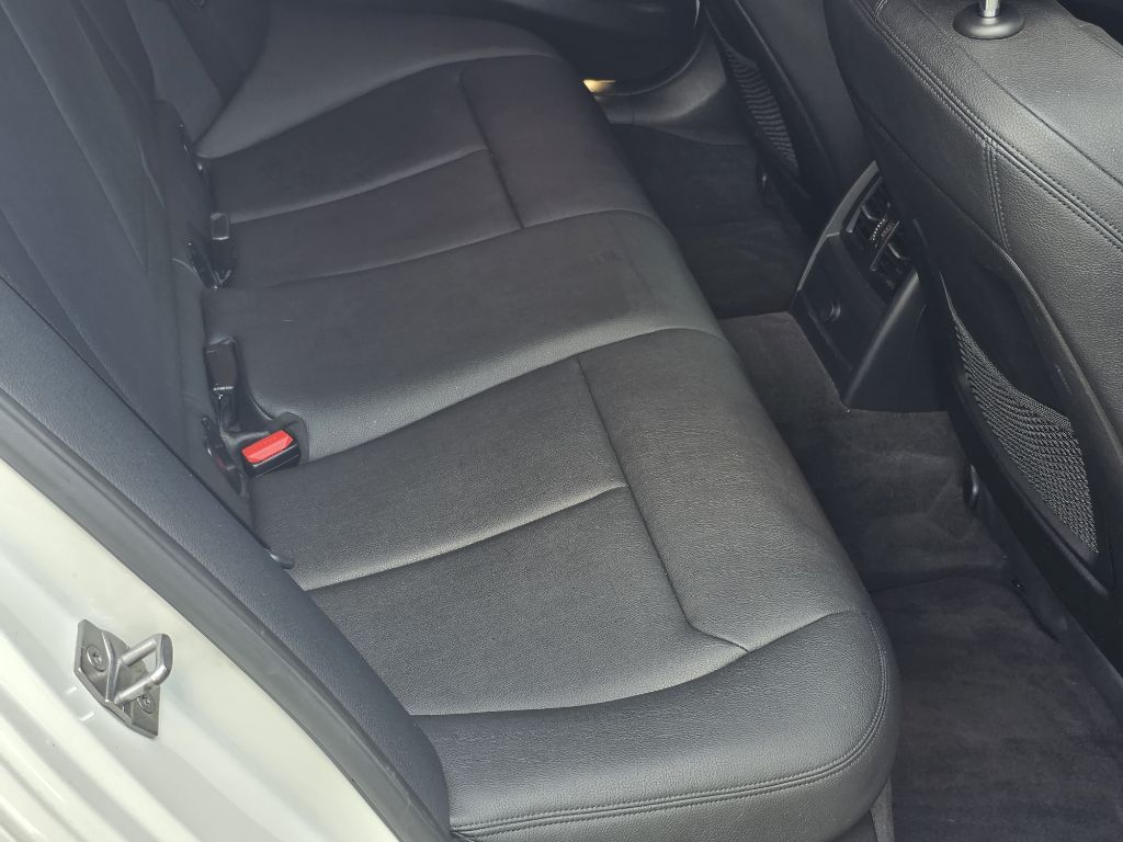 Photo 19 of this BMW 335