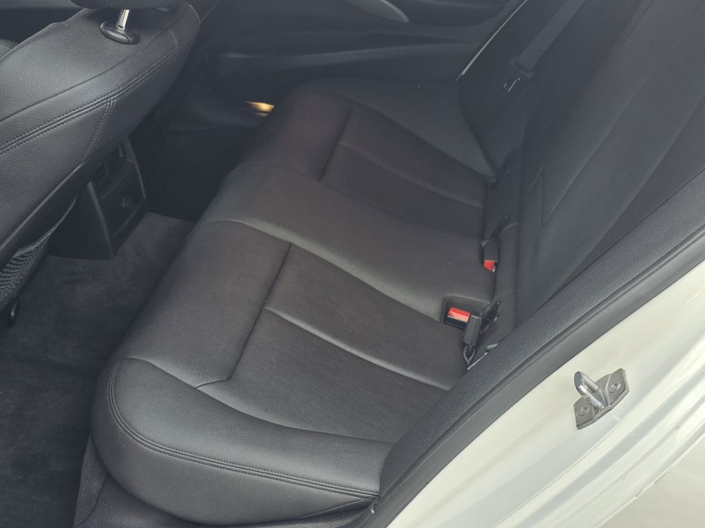 Photo 16 of this BMW 335