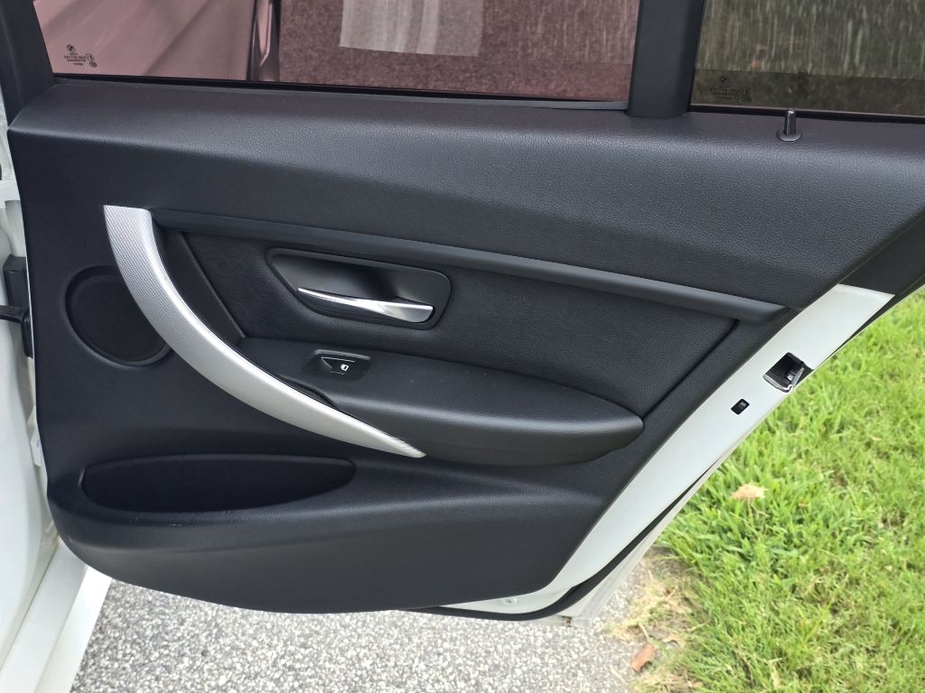 Photo 18 of this BMW 335