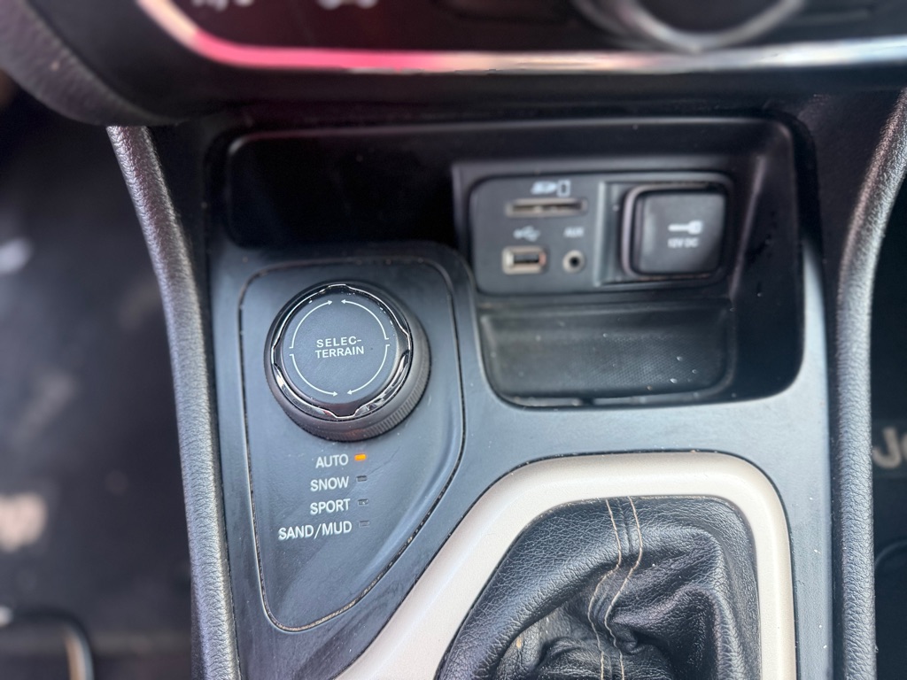 Photo 9 of this JEEP CHEROKEE