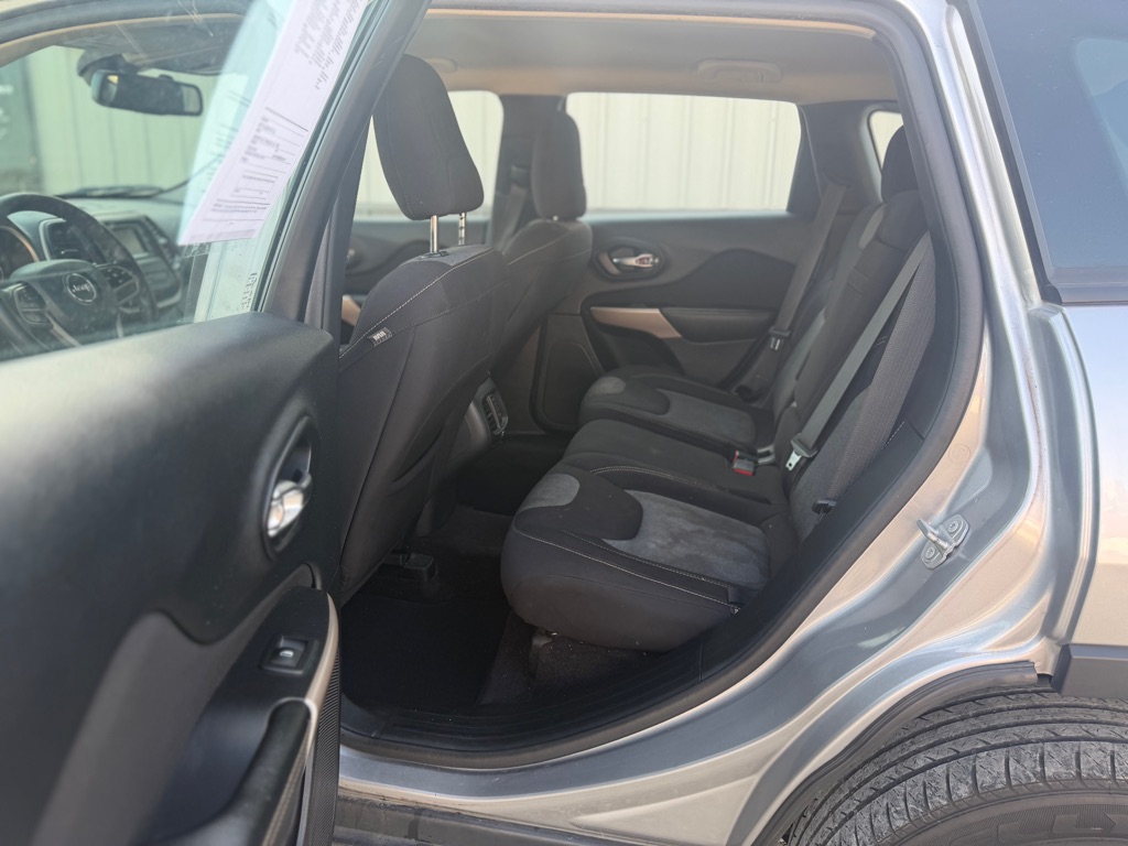 Photo 5 of this JEEP CHEROKEE