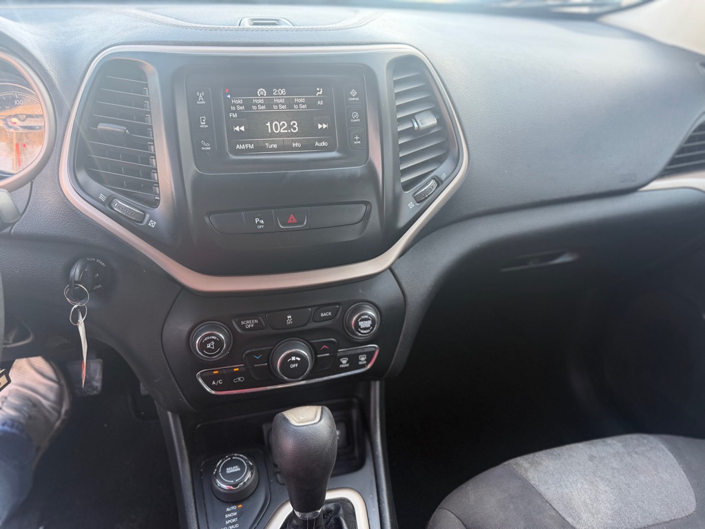 Photo 7 of this JEEP CHEROKEE