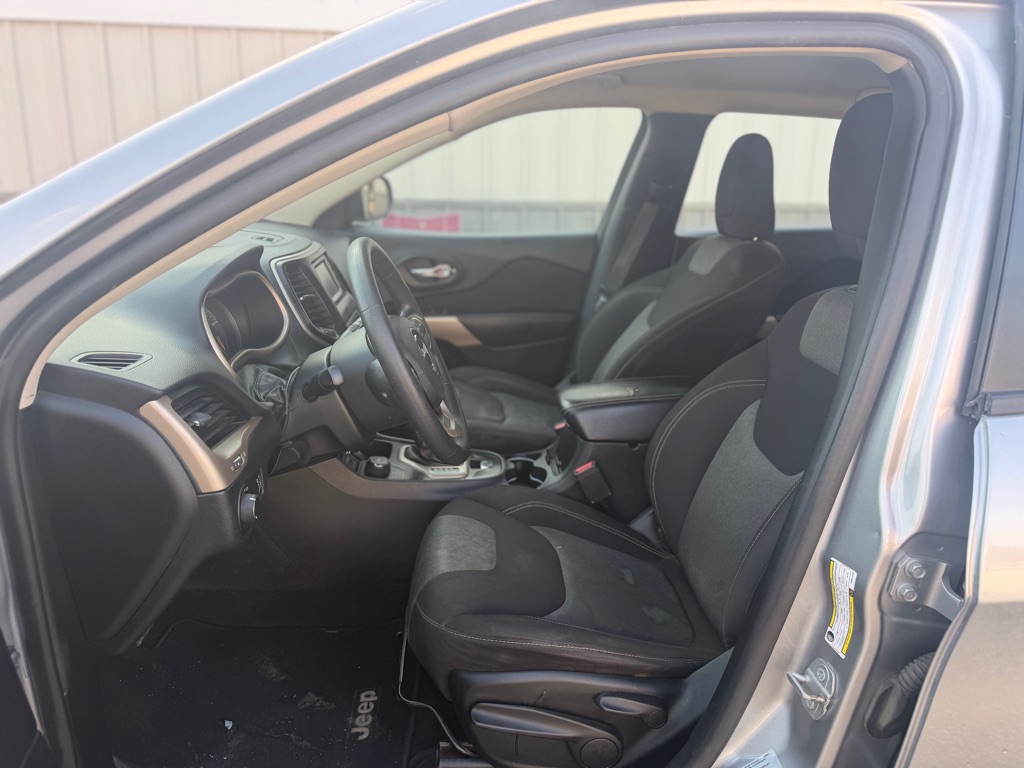 Photo 6 of this JEEP CHEROKEE