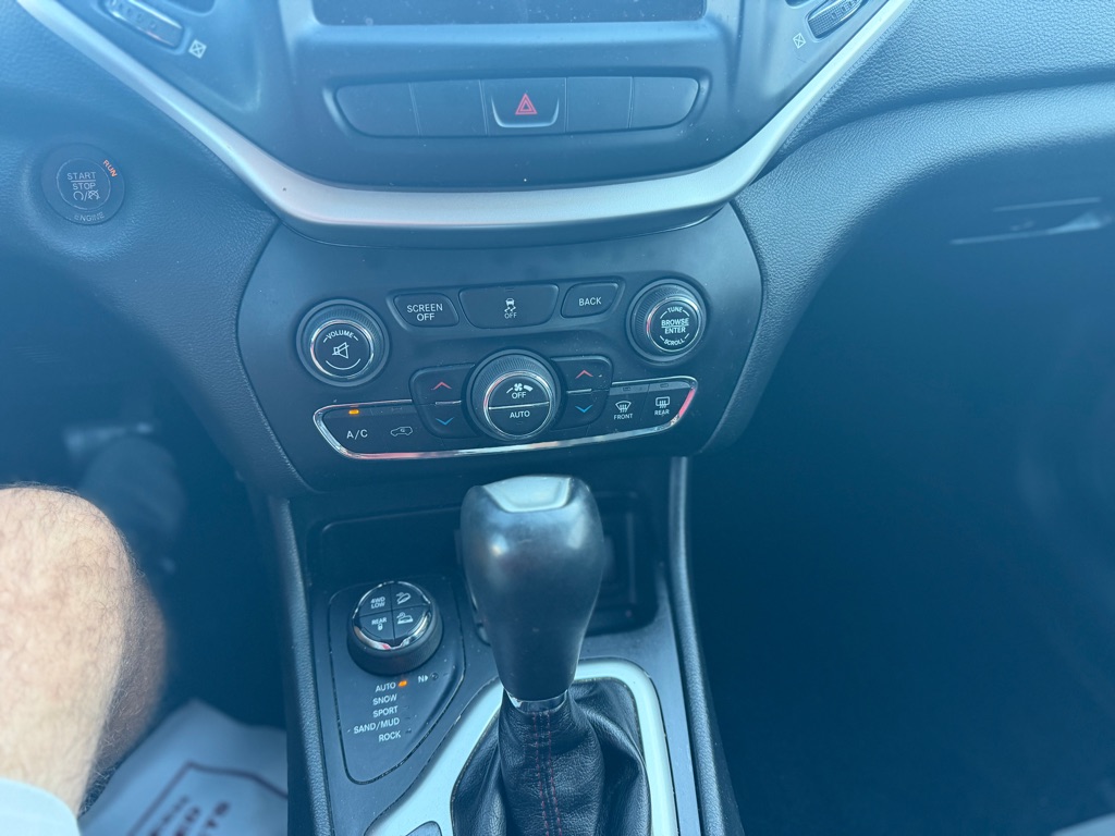 Photo 7 of this JEEP CHEROKEE