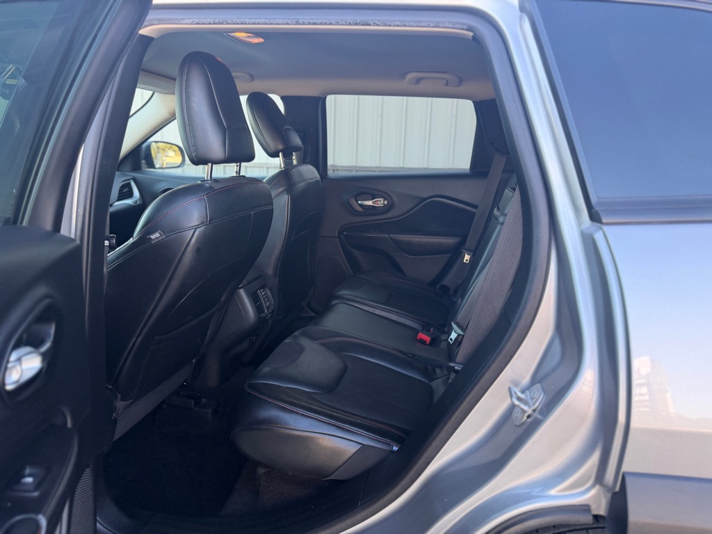 Photo 5 of this JEEP CHEROKEE