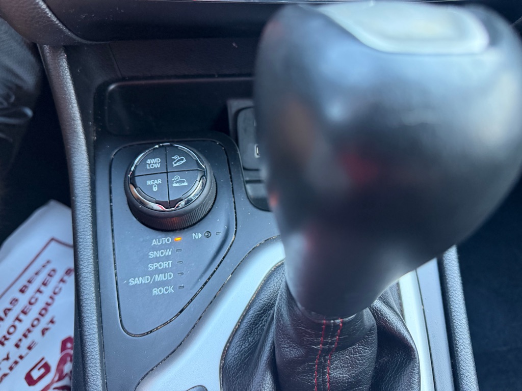 Photo 8 of this JEEP CHEROKEE